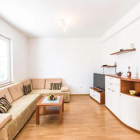 Apartment Cozy In With Kitchen Makarska