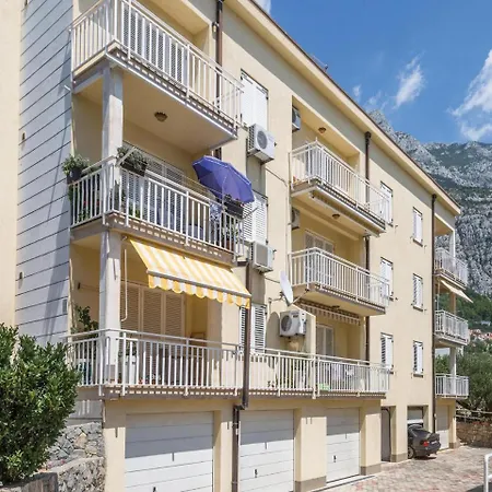 Cozy In With Kitchen Apartament Makarska